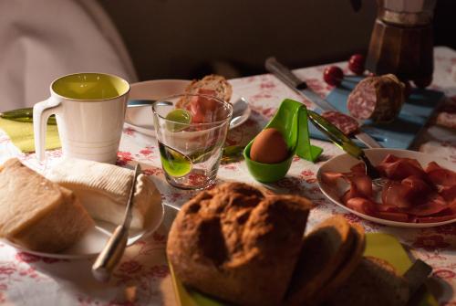 a table with plates of food on a table at Otium B&B in Cavallirio