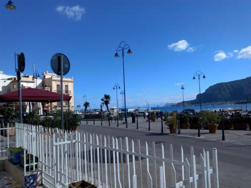 パレルモにあるCasa vacanza Pupiddaの海の見える通りの前の白い柵