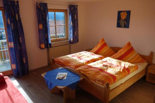 ヴェルタハにあるLandhaus Suntheimのベッドルーム(ベッド1台、窓付)