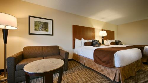Säng eller sängar i ett rum på Best Western Plus Park Place Inn & Suites