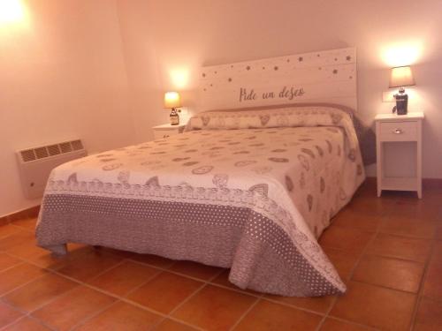 トルラにあるCasa de Torlaのベッドルーム1室(ベッド1台、サイン付)