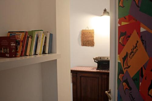 ローマにあるCantalupa Accommodationの本棚と照明付きの部屋