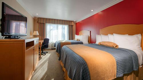 Ένα ή περισσότερα κρεβάτια σε δωμάτιο στο Best Western Plus - Anaheim Orange County Hotel