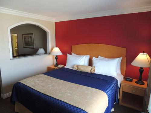 Ένα ή περισσότερα κρεβάτια σε δωμάτιο στο Best Western Plus - Anaheim Orange County Hotel