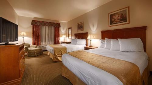 Un pat sau paturi într-o cameră la Best Western Plus Lake Elsinore Inn & Suites