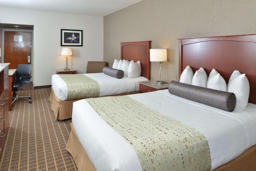 เตียงในห้องที่ Best Western Plus Peak Vista Inn & Suites