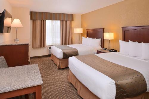 Säng eller sängar i ett rum på Best Western Executive Inn & Suites
