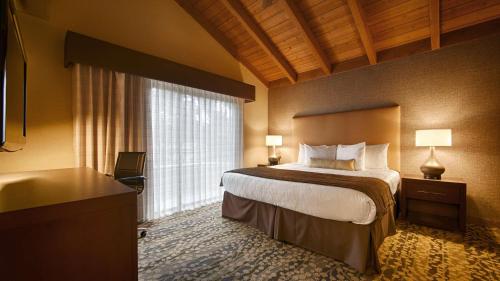 Кровать или кровати в номере Best Western The Inn & Suites Pacific Grove