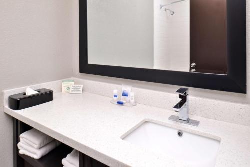 W łazience znajduje się umywalka i lustro. w obiekcie Best Western at O'Hare w mieście Rosemont