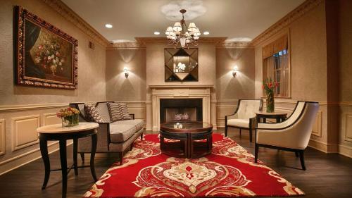a living room with a couch and a fireplace at Best Western Plus Hawthorne Terrace Hotel in Chicago