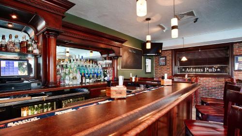 Lounge atau bar di Best Western Adams Inn Quincy-Boston
