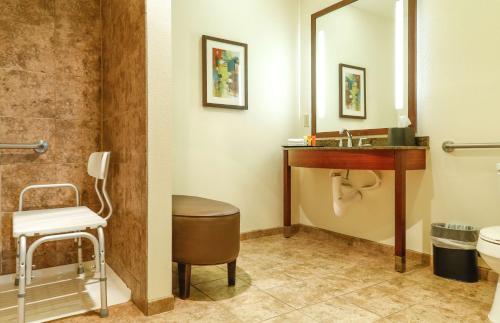 uma casa de banho com um lavatório, um WC e um espelho. em Best Western Rocky Mountain Lodge em Whitefish