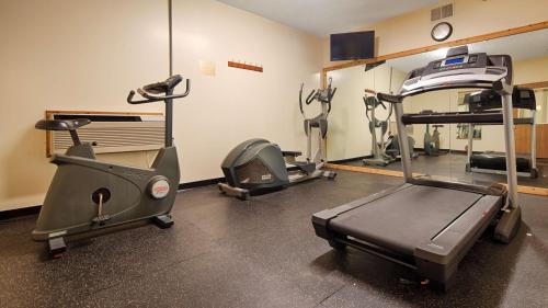 a gym with two treadmills and a treadmill at Best Western Plaza Hotel Saugatuck in Saugatuck