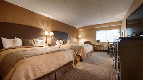 ein Hotelzimmer mit 2 Betten und einem Fenster in der Unterkunft Best Western Plus The Normandy Inn & Suites in Minneapolis