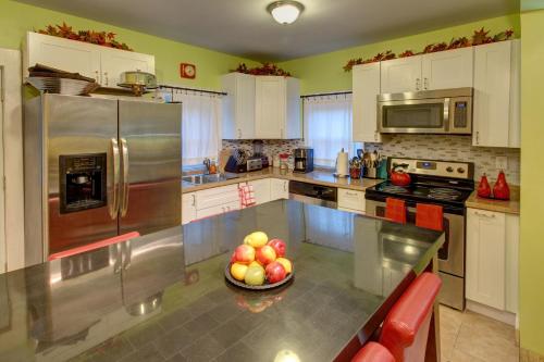 a kitchen with a bowl of fruit on a counter at Starlite Motel & Suites in Big Indian