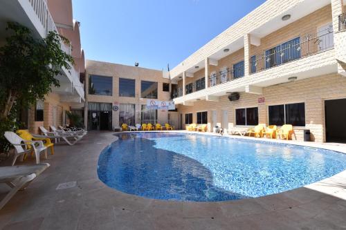 Bazén v ubytování Hotel Maman nebo v jeho okolí