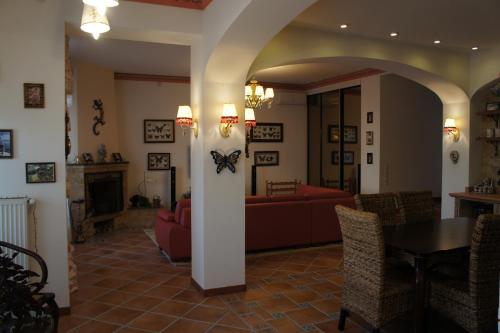 sala de estar con sofá y mesa en Bonita, en Zatoka