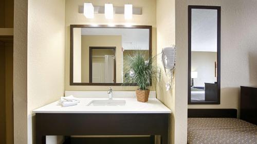 Best Western Norwalk tesisinde bir banyo