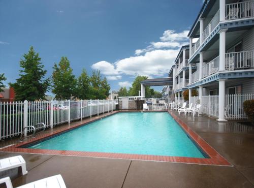 a swimming pool in front of a building at Best Western Corvallis in Corvallis