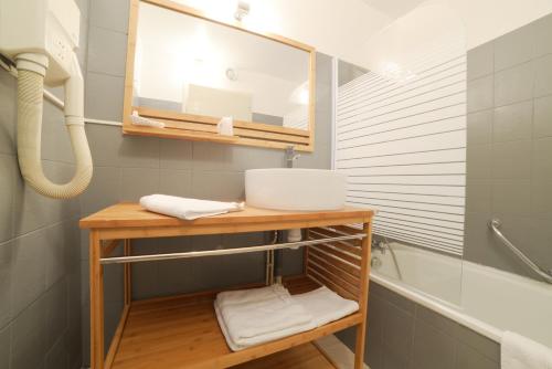W łazience znajduje się umywalka i lustro. w obiekcie La Cascade w mieście Mouthier-Haute-Pierre