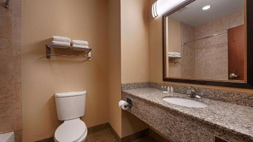 Vonios kambarys apgyvendinimo įstaigoje Best Western Bastrop Pines Inn