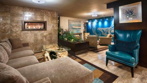 a living room with a couch and a fireplace at Best Western PLUS Inner Harbour Hotel in Victoria