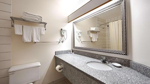 Bilik mandi di Tower Inn & Suites