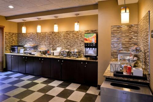 a fast food restaurant with a counter with food at Best Western Plus Wichita West Airport Inn in Wichita