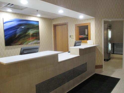 TV a/nebo společenská místnost v ubytování Best Western Benton Harbor – St. Joseph