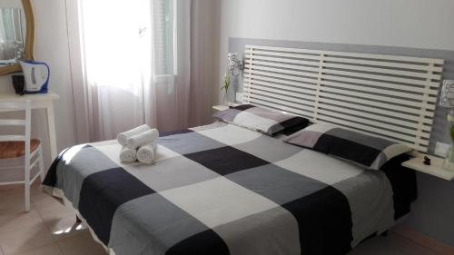 a black and white bed with a teddy bear on it at Su per i Coppi in Manarola