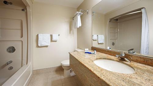 Phòng tắm tại Best Western Smiths Falls Hotel