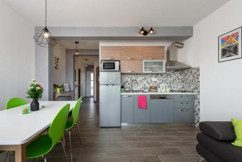 cocina y sala de estar con mesa y sillas en Apartment Danijela, en Trogir