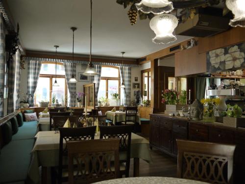 un comedor con mesas, sillas y ventanas en Hotel Engel, en Endingen am Kaiserstuhl