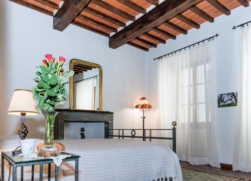 カスティリオーン・フィオレンティーノにあるRooms San Giulianoのベッドルーム1室(鏡付きベッド1台、テーブル付)