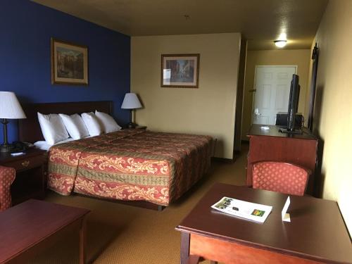 Un ou plusieurs lits dans un hébergement de l'établissement Econo Lodge Inn & Suites