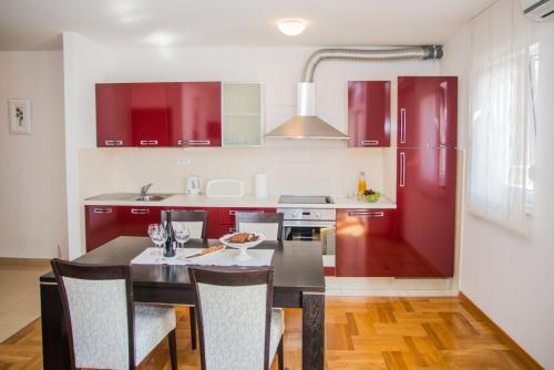 Olea, Two-Bedroom Duplex Suite near Žnjan Beach