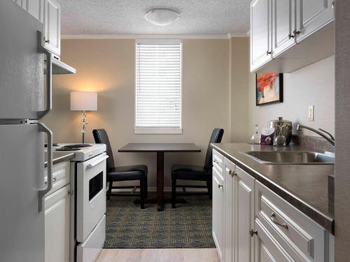 Chateau Victoria Hotel & Suites