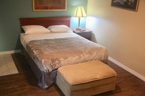 Un ou plusieurs lits dans un hébergement de l'établissement American Plaza Motel