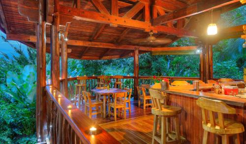 En restaurant eller et andet spisested på Playa Nicuesa Rainforest Eco Sanctuary