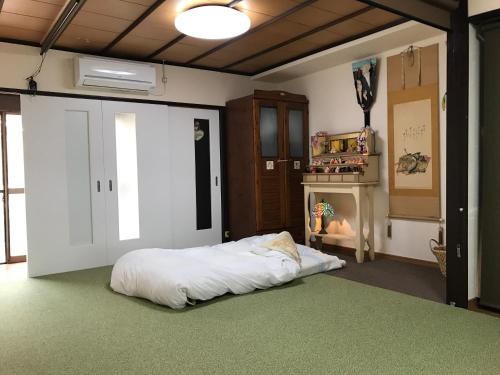 大阪的住宿－暹羅賓館，带壁炉的客房内的一间卧室配有一张床