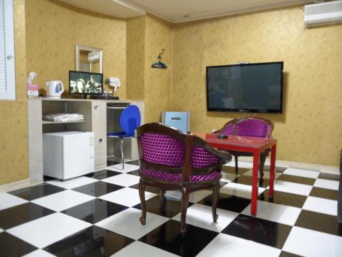 Kuchyň nebo kuchyňský kout v ubytování Songdo Blue Hotel