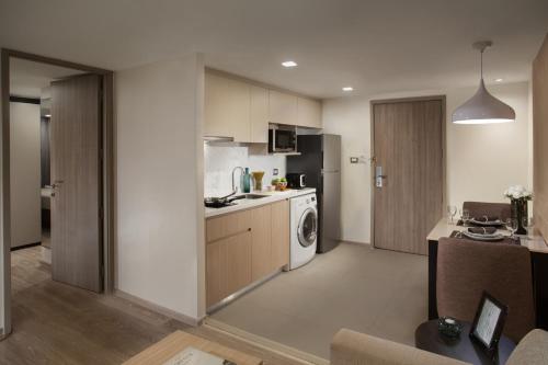 Кухня или мини-кухня в Somerset Ekamai Bangkok

