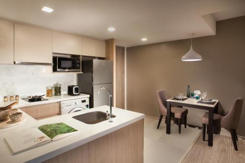 Кухня или мини-кухня в Somerset Ekamai Bangkok
