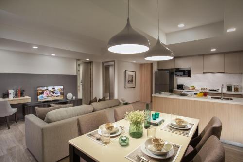 Кухня или мини-кухня в Somerset Ekamai Bangkok
