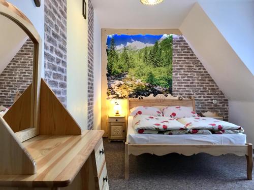 1 dormitorio con cama y ventana en Chatka U Hazy - Regionalne Pokoje Zakopane en Zakopane