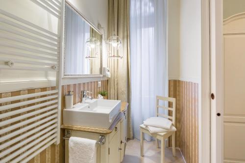 uma casa de banho com um lavatório e um espelho em Vecchia Verona Rooms & Apartments em Verona