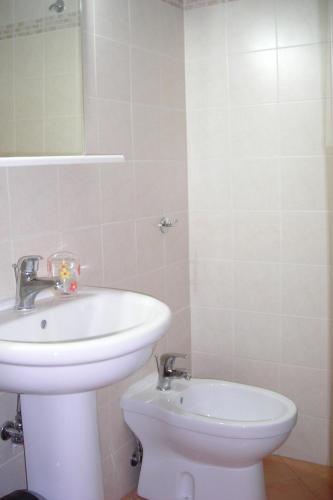 un baño con lavabo e inodoro en B&B CasAnsaldo, en Giarre