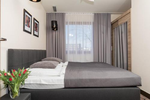Säng eller sängar i ett rum på Jantar Apartamenty Deluxe Royal Tulip Sand Hotel