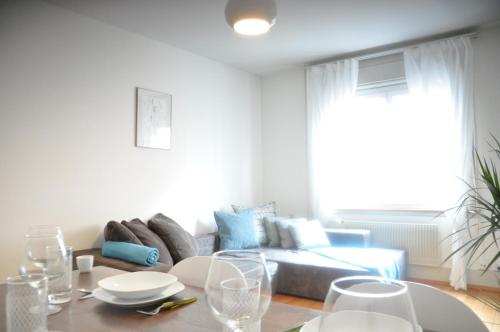 uma sala de estar com um sofá e uma mesa em Cozy Apartment Ulmenstrasse em Lucerna