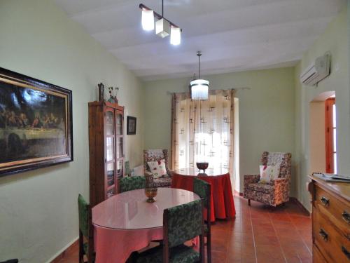 Casa Rural La Perra Gorda في Zorita: غرفة طعام مع طاولة وكراسي
